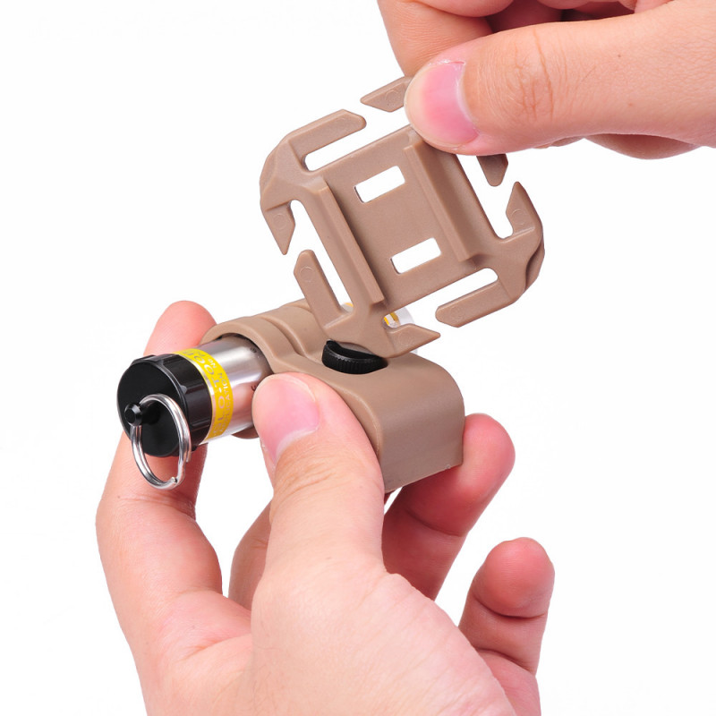 Fixation casque tactique & MOLLE pour lampe Glo-Toob tan – support modulaire Fixation casque tactique & MOLLE pour lampe Glo-Toob tan – support modulaire