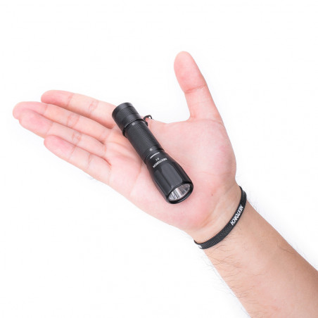 Lampe compacte C1 140 lm — torche LED blanche, IPX7, alimentation AA